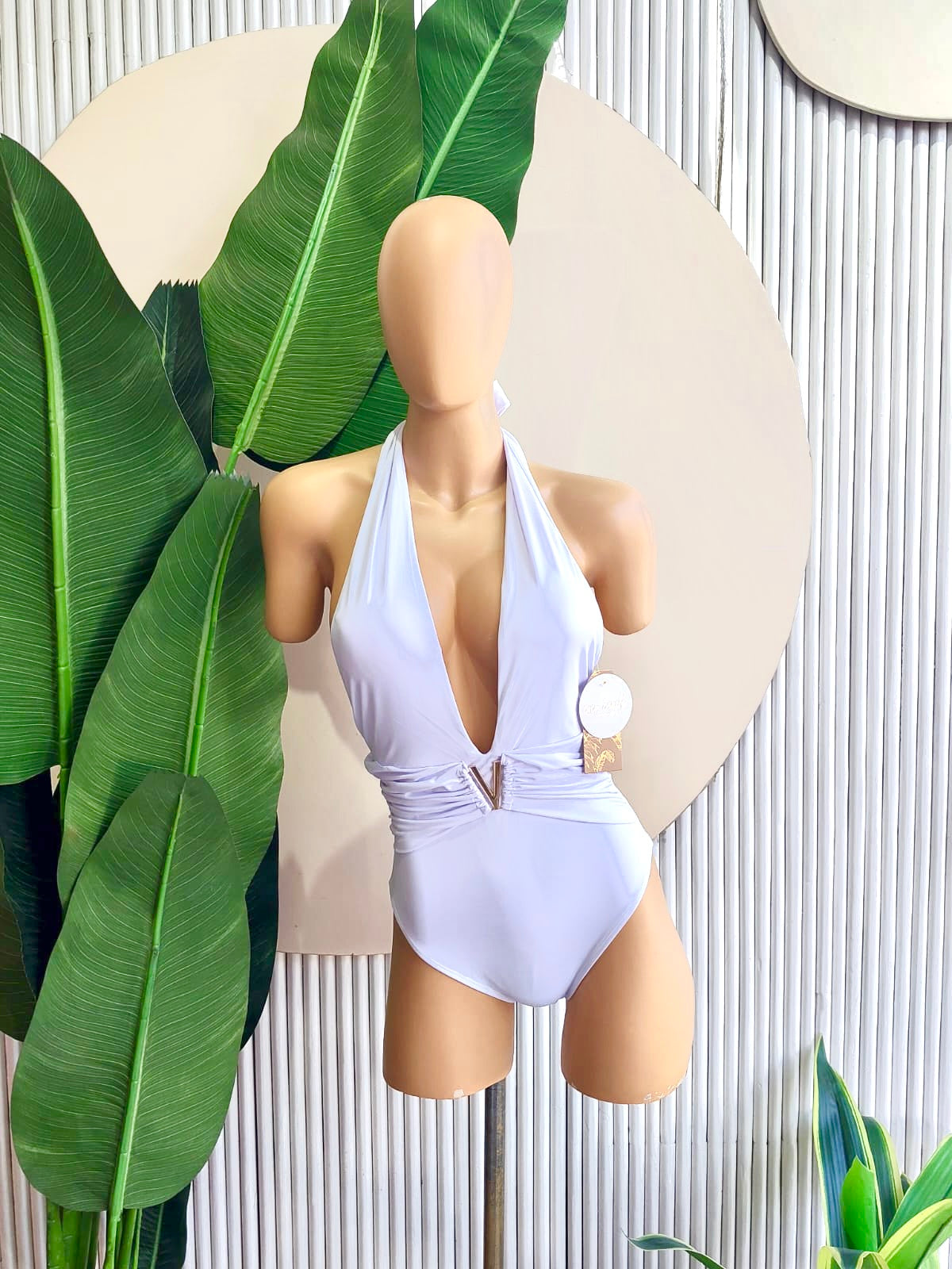 Traje de baño enterizo con escote halter y detalle en forma de V de Coco Canela Swimwear, ideal para un look elegante y sofisticado.